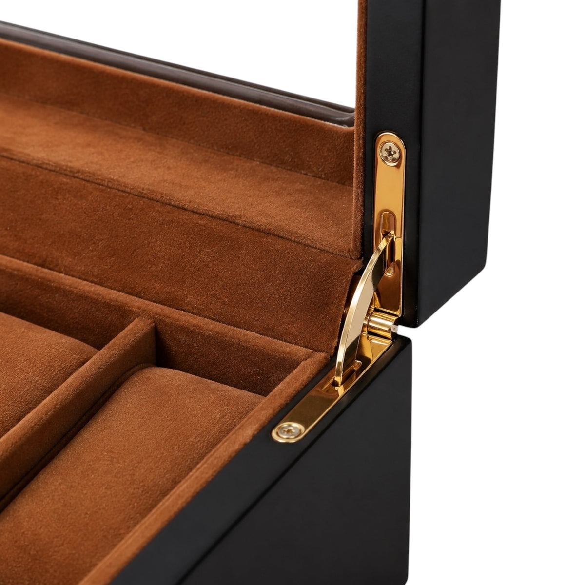 Gros plan sur la charnière dorée de la boîte à montres Maison Orvian en bois noir avec intérieur en daim marron