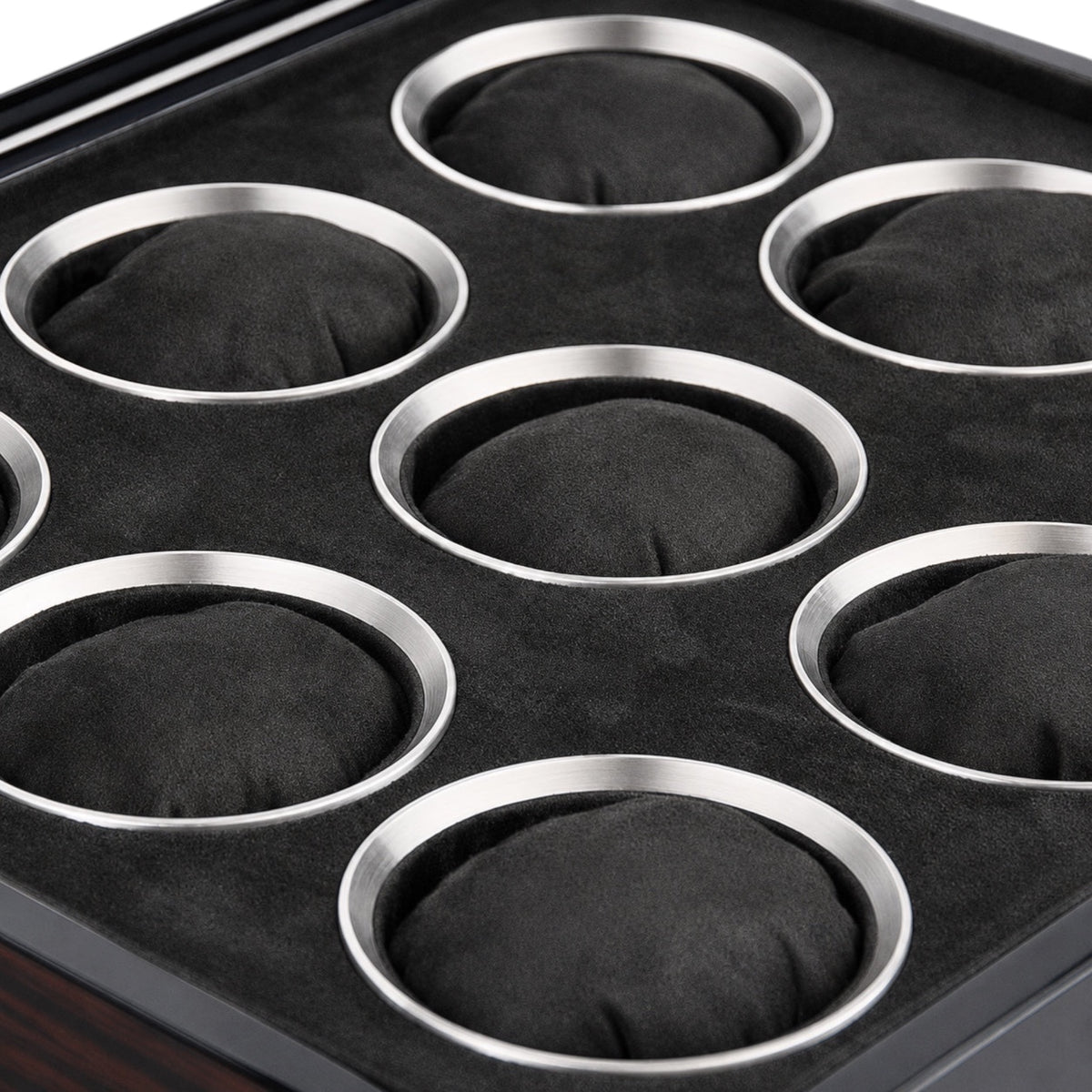 Intérieur de la boîte à montres Maison Orvian avec six emplacements en flanelle noire et contours en acier brossé