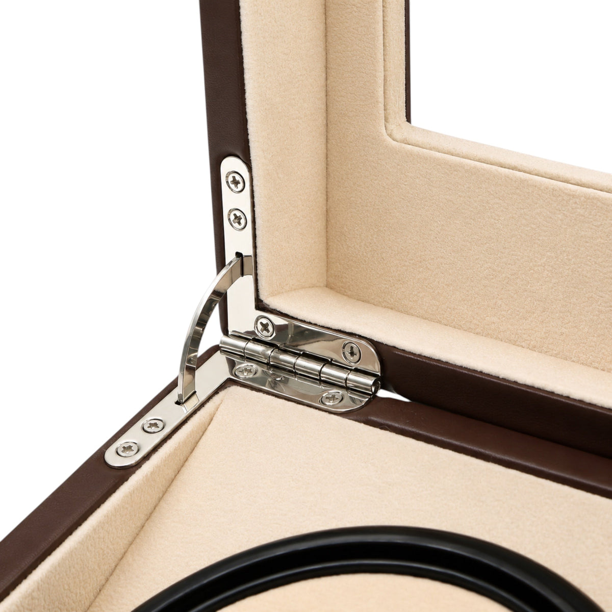 Détail de la charnière métallique robuste et du revêtement en daim beige du coffret remontoir Maison Orvian Cosmos