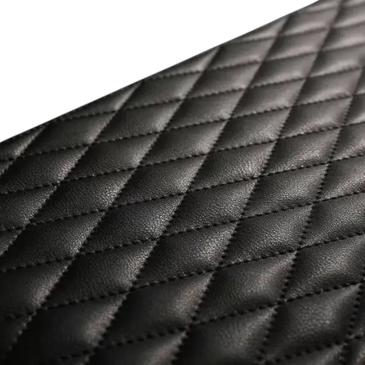 Gros plan sur le cuir noir matelassé du remontoir Pégase 8 montres de Maison Orvian avec surpiqûres en losange.