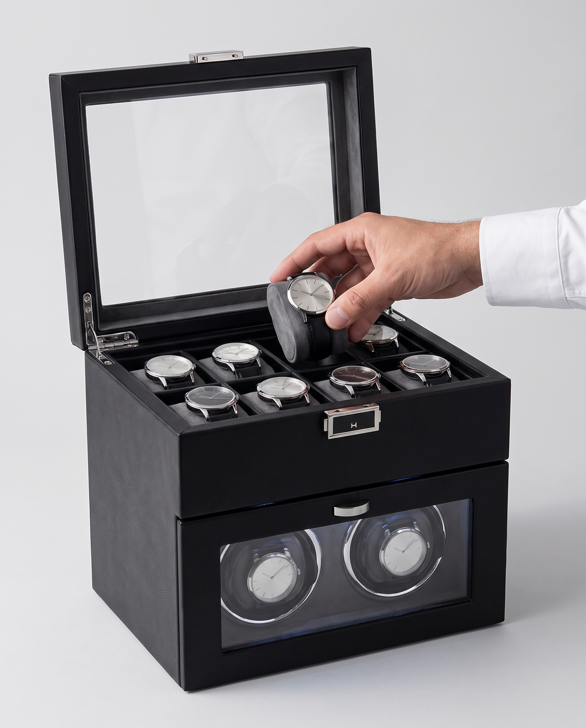 Main qui prend une montre dans le coffret Méridien ouvert