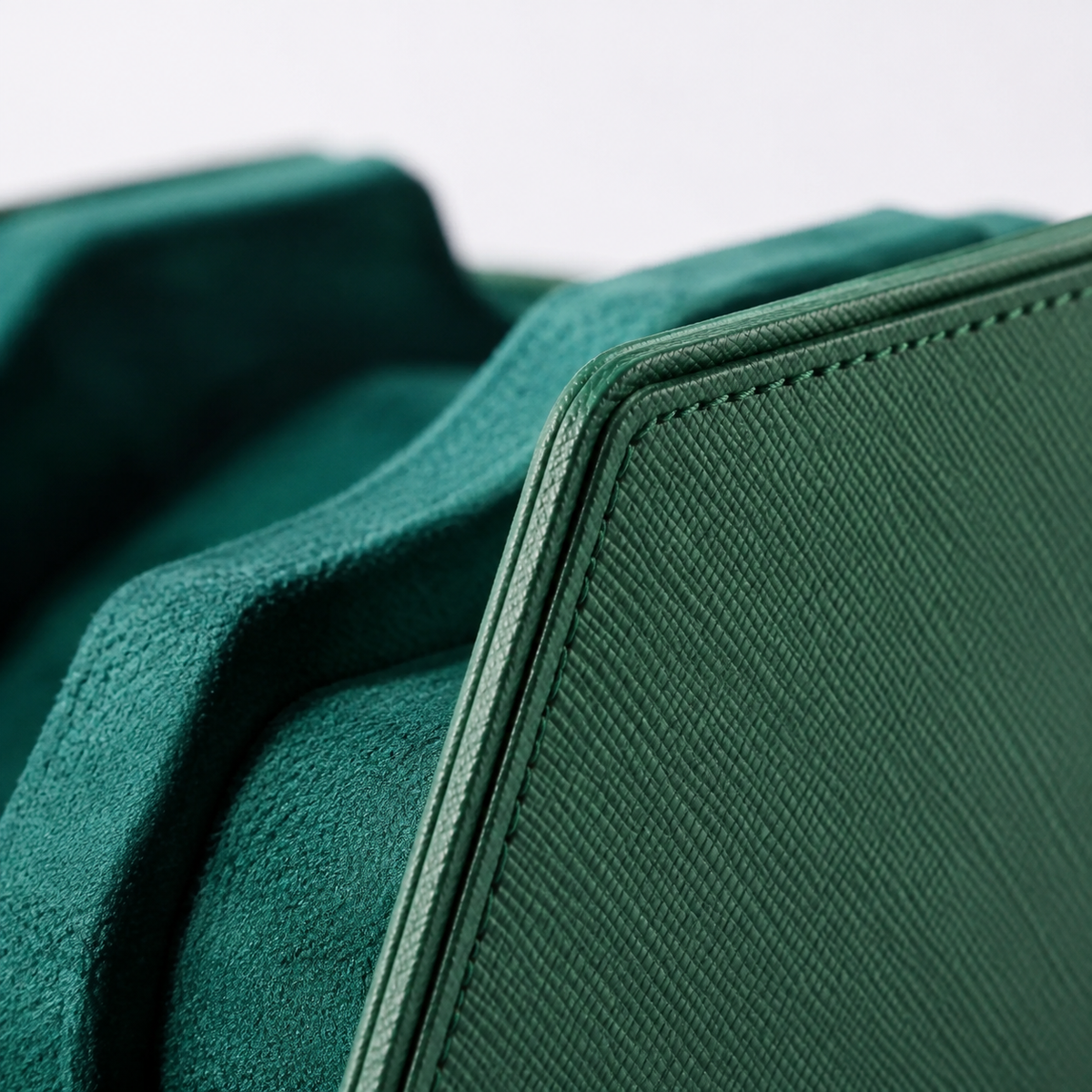 Détail du cuir grainé vert et de la doublure daim de l'étui Traversée — Maison Orvian