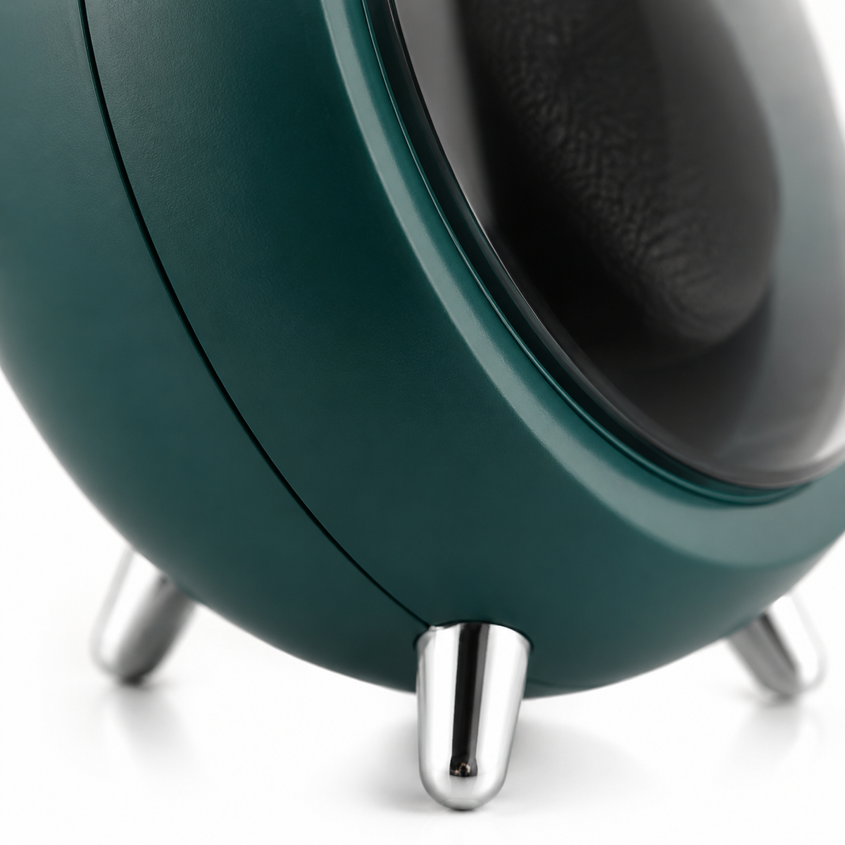 Détail de la coque sphérique vert foncé du remontoir Orbite — Maison Orvian