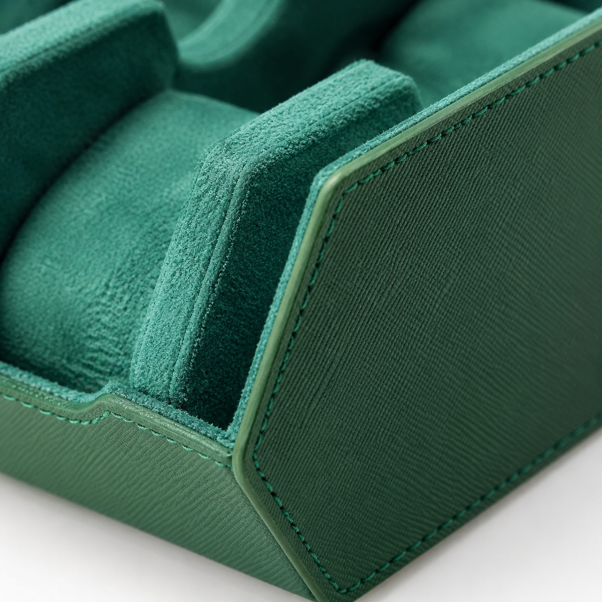 Détail de l'intérieur daim vert et du cuir grainé de l'étui Traversée — Maison Orvian