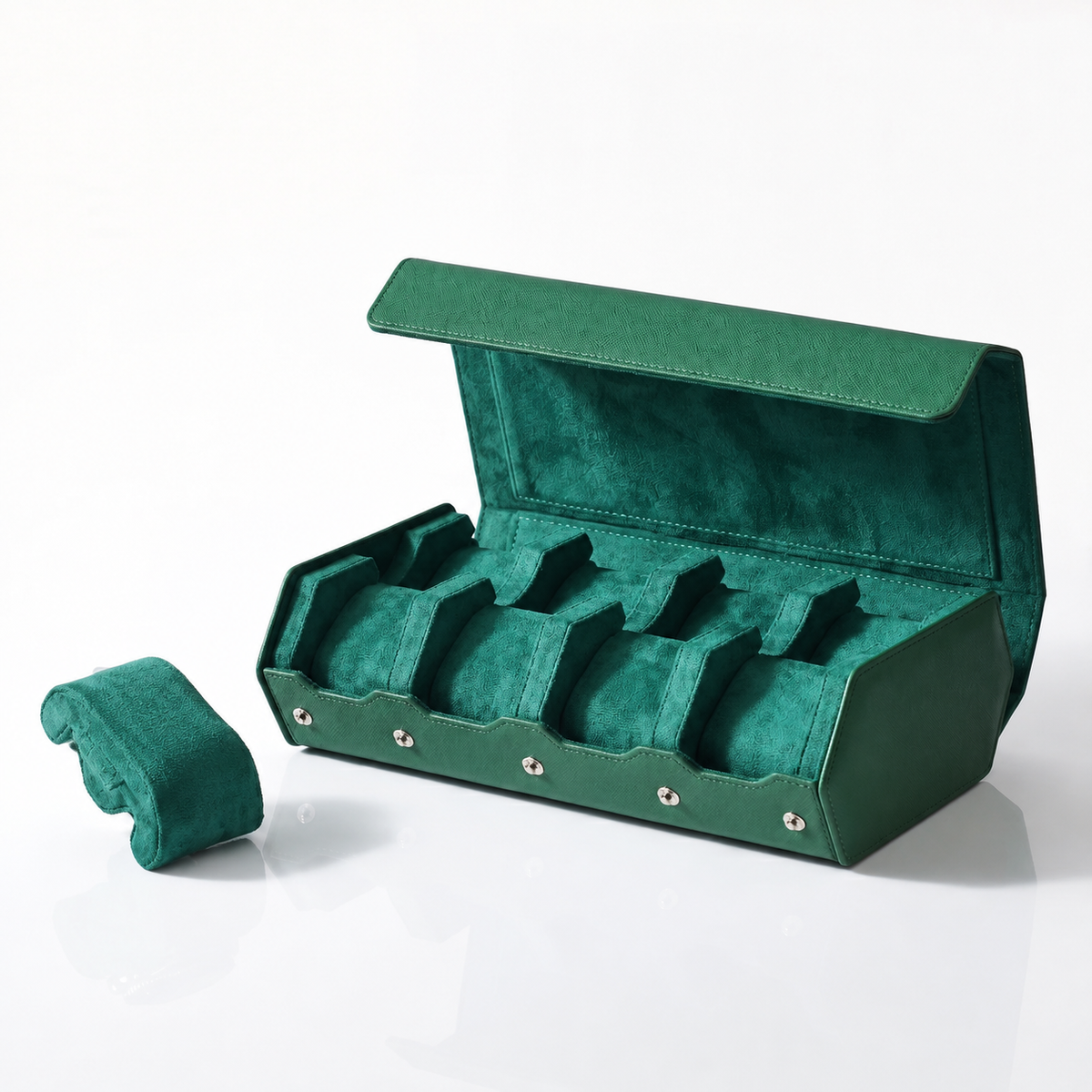 Étui Traversée huit montres, coussin amovible retiré d'un logement — Maison Orvian