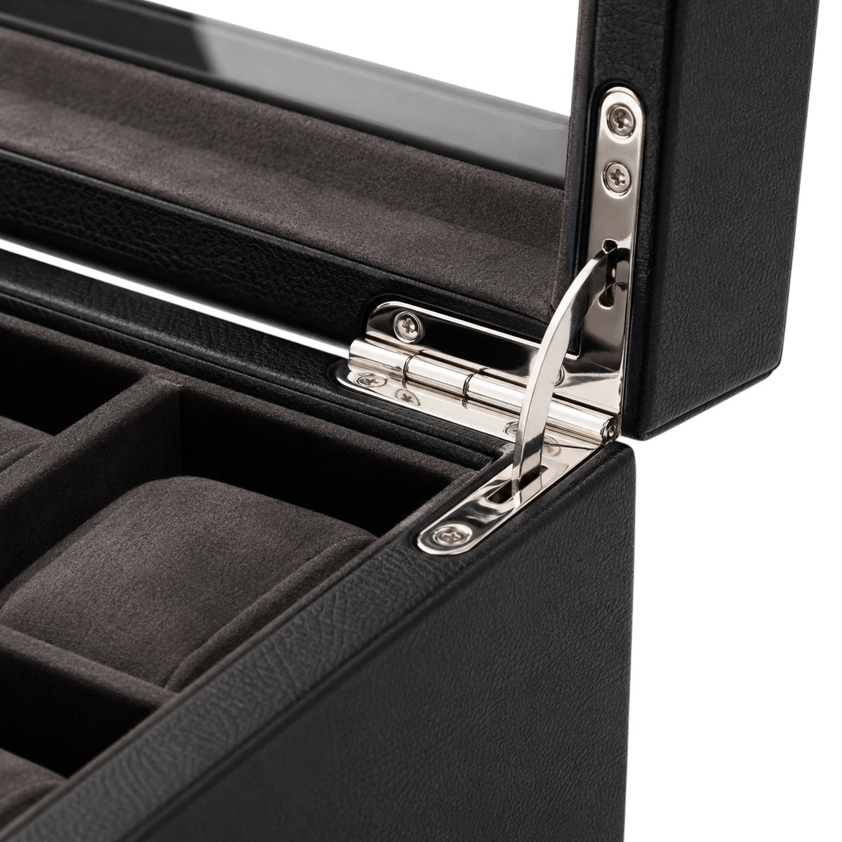 Détail de la charnière métallique et du revêtement aspect cuir noir du coffret remontoir Maison Orvian pour 10 montres.