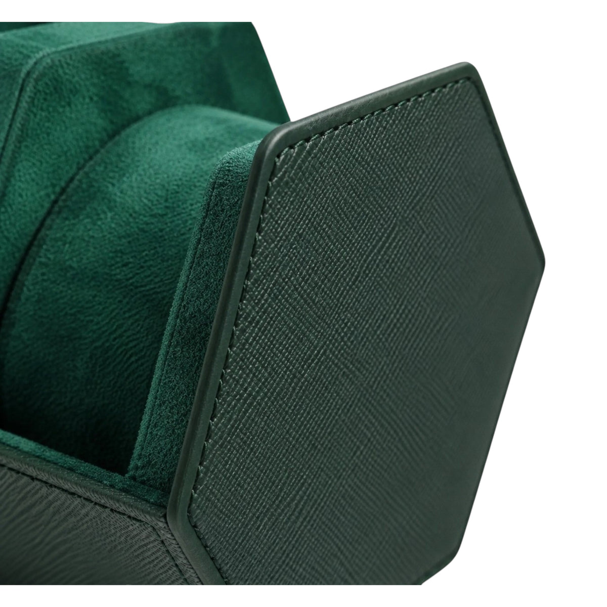 Détail de l'étui de voyage Maison Orvian en cuir vert texturé avec intérieur en daim doux pour montres