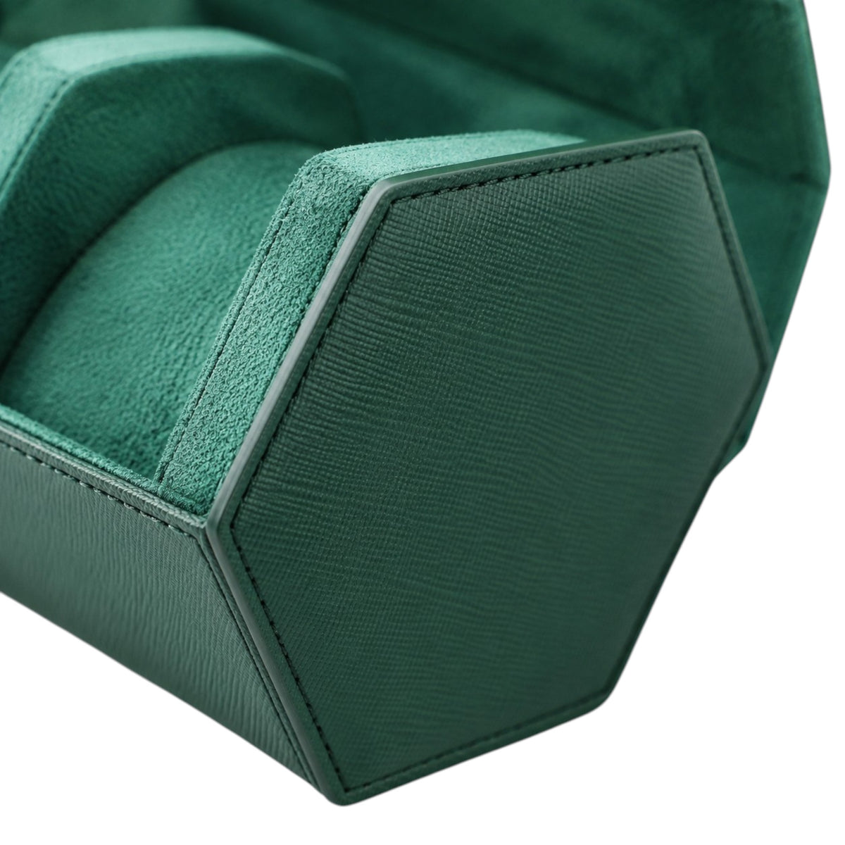 Étui Traversée, profil hexagonal et intérieur daim vert — Maison Orvian