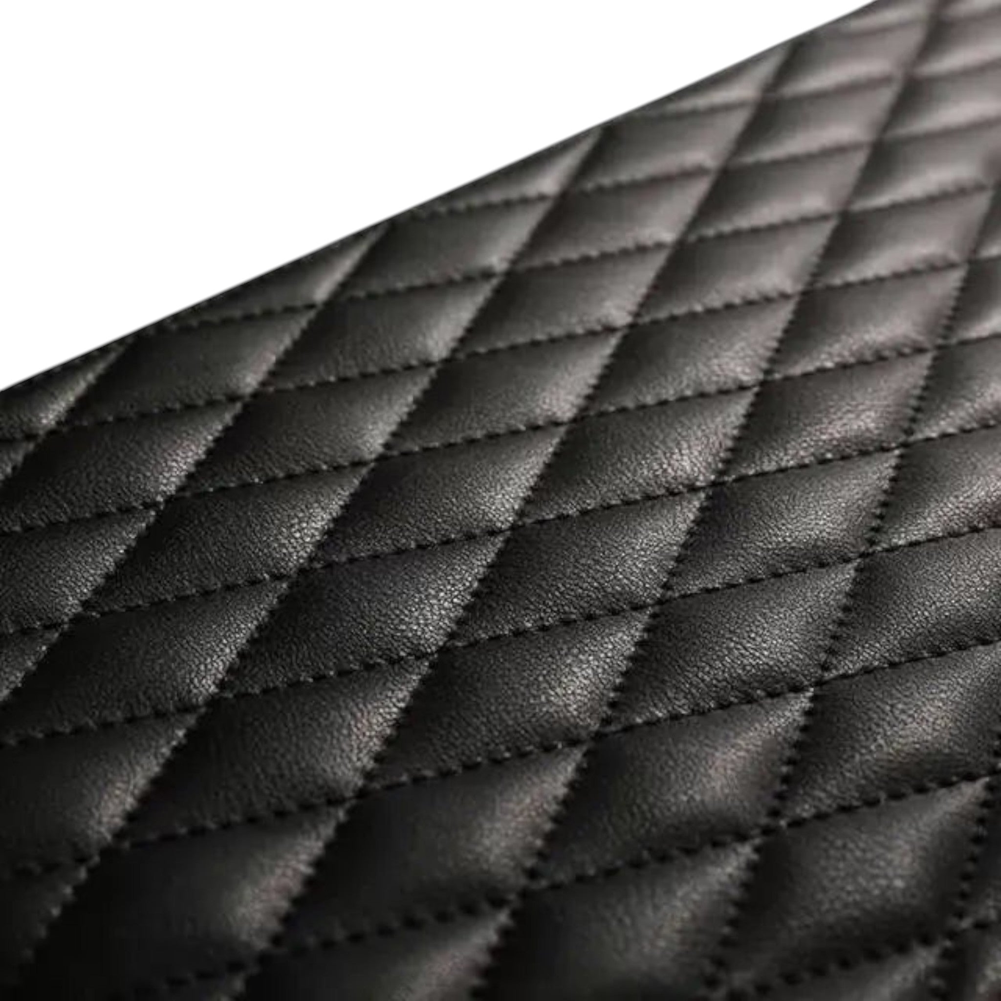 Gros plan sur le cuir noir matelassé du remontoir Pégase 8 montres de Maison Orvian avec surpiqûres en losange.