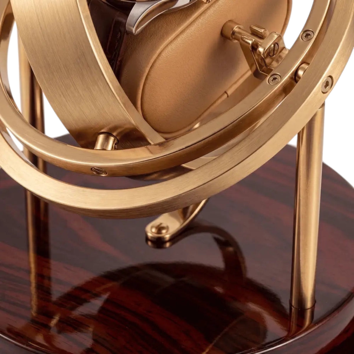 Remontoir gyroscopique Maison Orvian Pulsar en bois noble et métal doré pour une montre automatique