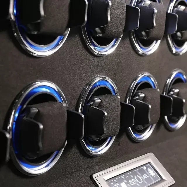 Gros plan sur les rotors du remontoir Maison Orvian Pégase pour 6 montres avec éclairage LED bleu et écran tactile